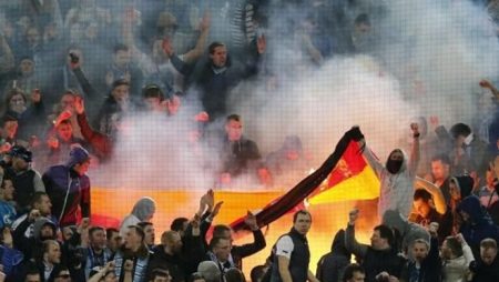 Болельщики «Зенита» бесцеремонно сожгли флаг Германии прямо на трибуне (ВИДЕО)
